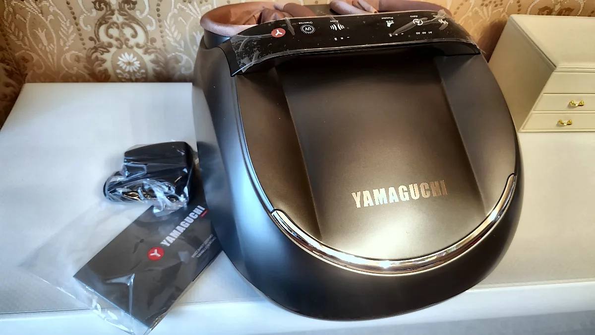 Массажёр для ног YAMAGUCHI RIOKO целиком — корпус с нишами для стоп, панель управления и комплект в упаковке