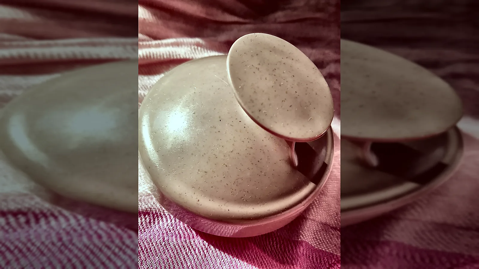 Массажёр для головы — розовая массажная щетка на розовой ткани