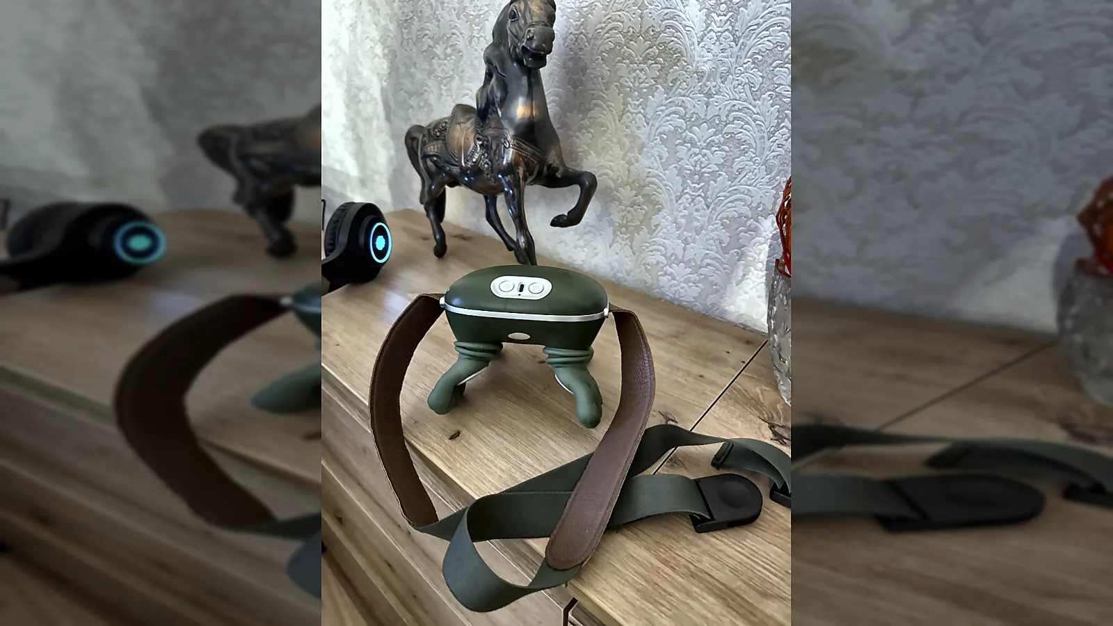 Массажер для шеи на деревянной тумбочке — массажёр, фото покупателя